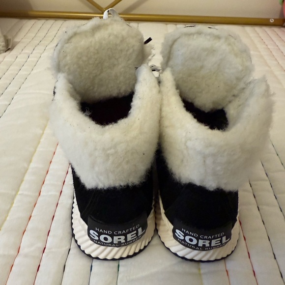 Sorel Black and White Winter Boots - Picture 4 of 9